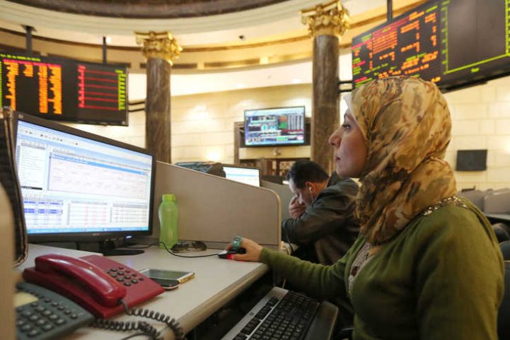 سيدة تعمل في البورصة المصرية، أرشيفية/ رويترز