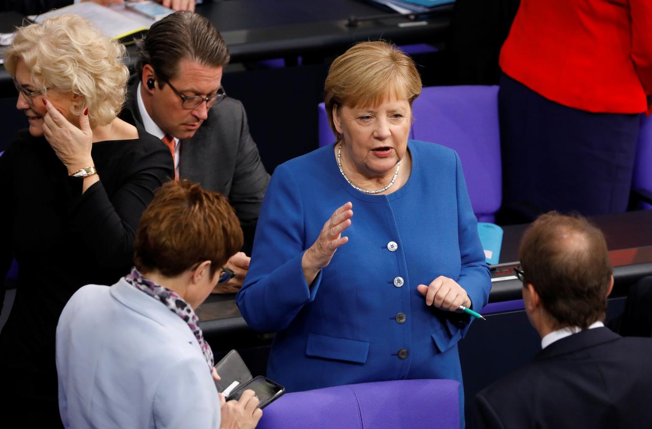 المستشارة الألمانية أنجيلا ميركل تتحدث إلى أعضاء مجلس النواب الألماني في البرلمان الألماني في برلين