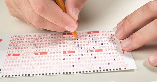 مفاجأة لمراسلة إسبانية فازت باليانصيب.. استقالت على الهواء فرحاً بالفوز، لكن القيمة المالية كانت صدمة لها