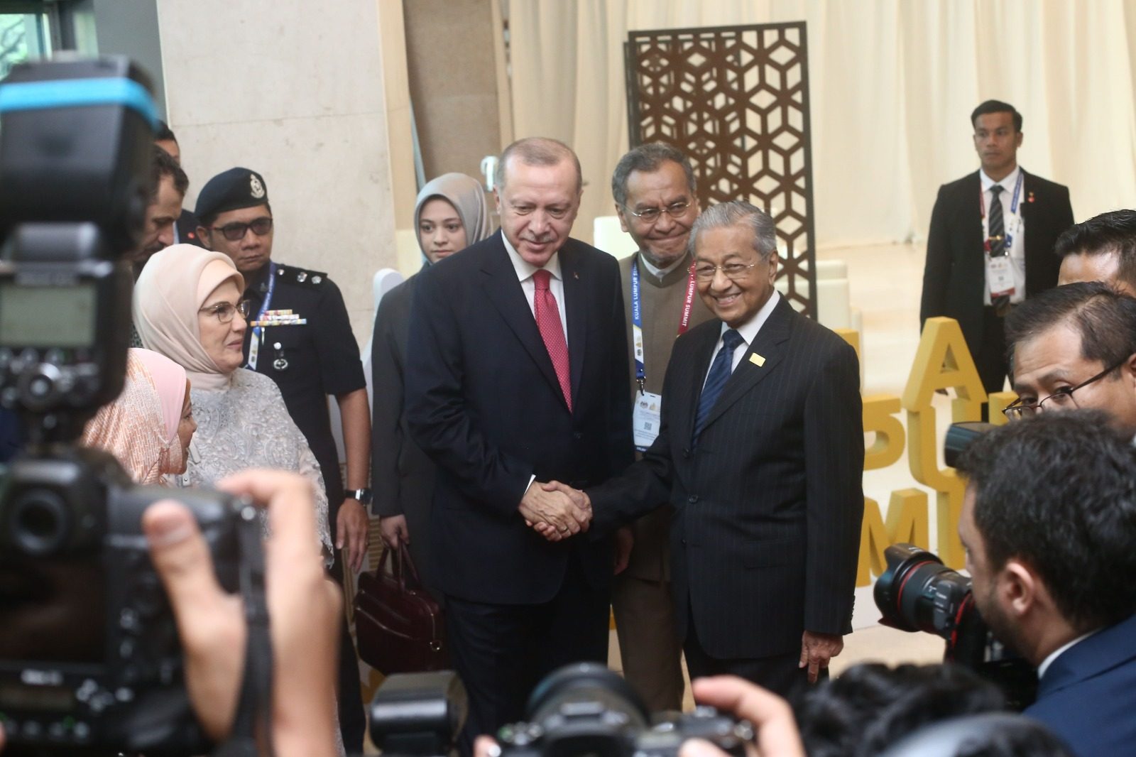 «ضعفنا في عدم تنفيذ قراراتنا».. أردوغان: القمة ستناقش مواضيع «الأمن والاستقرار والدفاع» في العالم الإسلامي