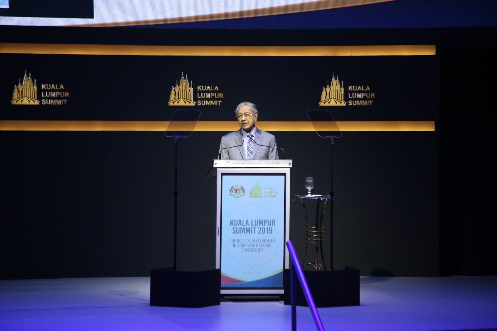 مهاتير يستعرض إنجازات قمة كوالالمبور.. ويؤكد: جادون في العملة الموحدة والحديث الآن عن دينار ذهبي