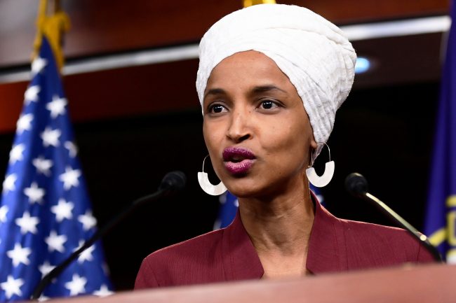 بعد تغريدة ساخرة لاختيار غريتا شخصية العام.. إلهان عمري تبدي تضامنها مع الناشطة البيئية وتوجه رسالة لترامب