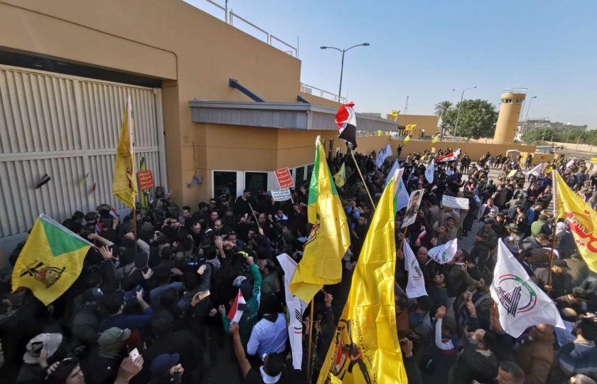 من قاتل للمحتجين لبطل المقاومة.. كيف قدم الأمريكيون خدمة كبيرة للإيرانيين بقصفهم لحزب الله العراقي؟