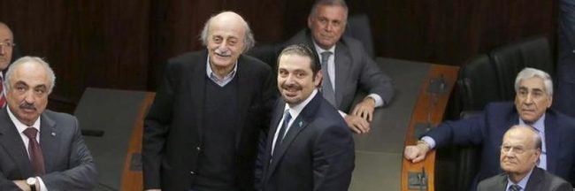 تغريدات جنبلاط والحريري تكشف الخبايا.. صفقة غامضة يجريها حزب الله سراً لتشكيل الحكومة اللبنانية