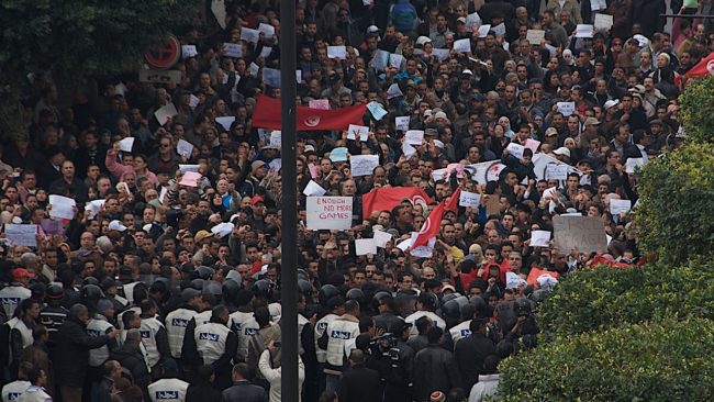 إغلاق وحدة ضخ النفط وتصاعد الغضب الشعبي.. ماذا يحدث في الجنوب التونسي؟