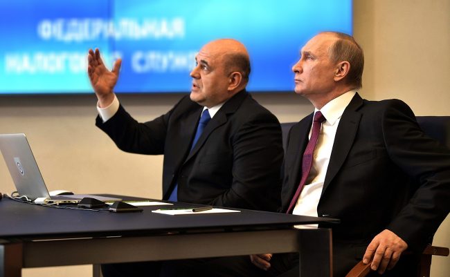 رئيس الوزراء الروسي يفاجأ بسحب جهاز لوحي من يده وإلقائه أرضاً.. نائبه فعل ذلك لهذا السبب (فيديو)