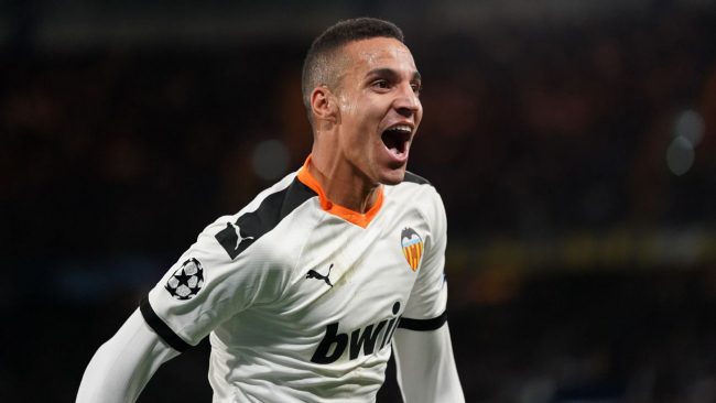 مدرب فالنسيا يعترف بالمفاوضات.. خطوة جديدة تشير لاقتراب رودريغو من برشلونة لتعويض سواريز