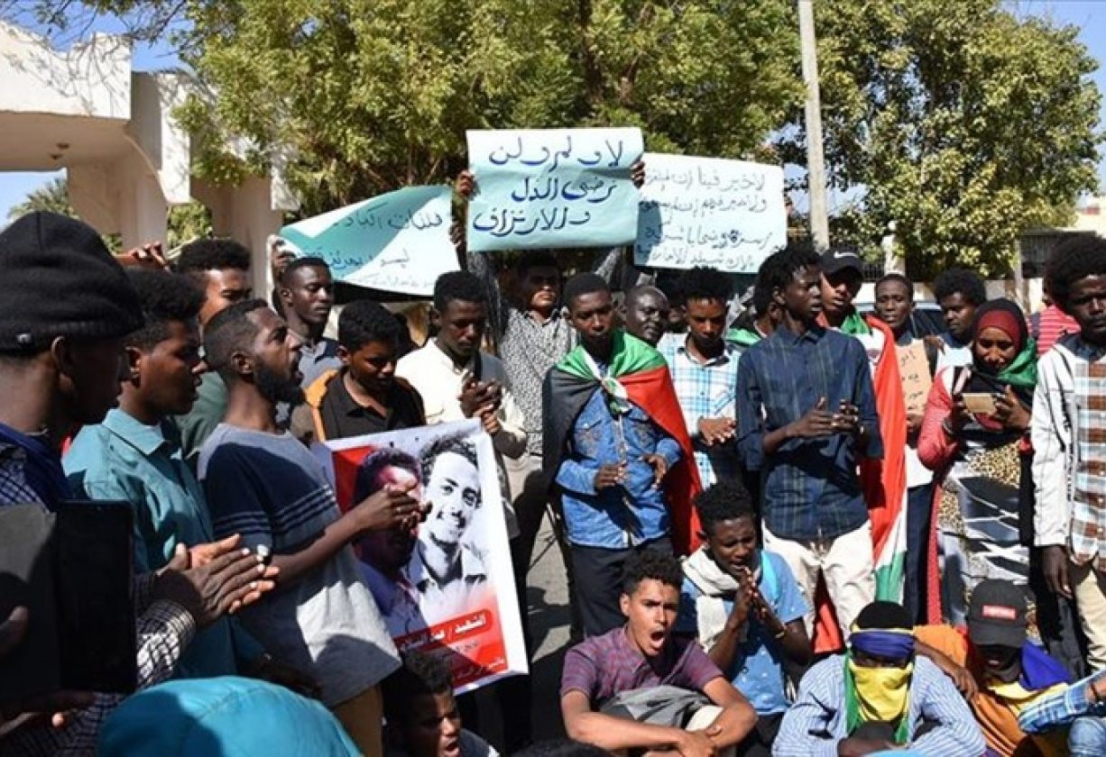 سافرنا الإمارات للعمل فوجدنا أنفسنا نتدرب على «كلاشنيكوف».. شاب سوداني نجا من «الارتزاق» بليبيا