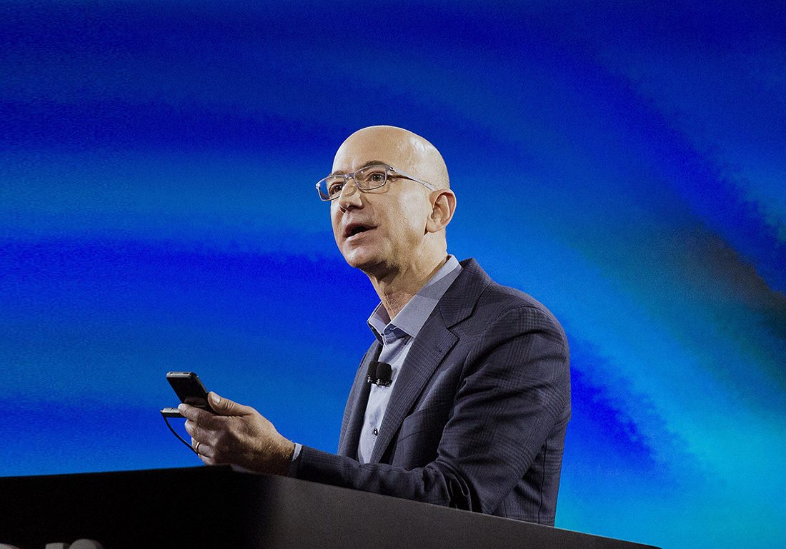 مزاعم التجسّس على هاتف بيزوس تدفع للتساؤل: كيف تُخترق هواتفنا، وما الأسرار التي يستطيع المتسللون سرقتها؟