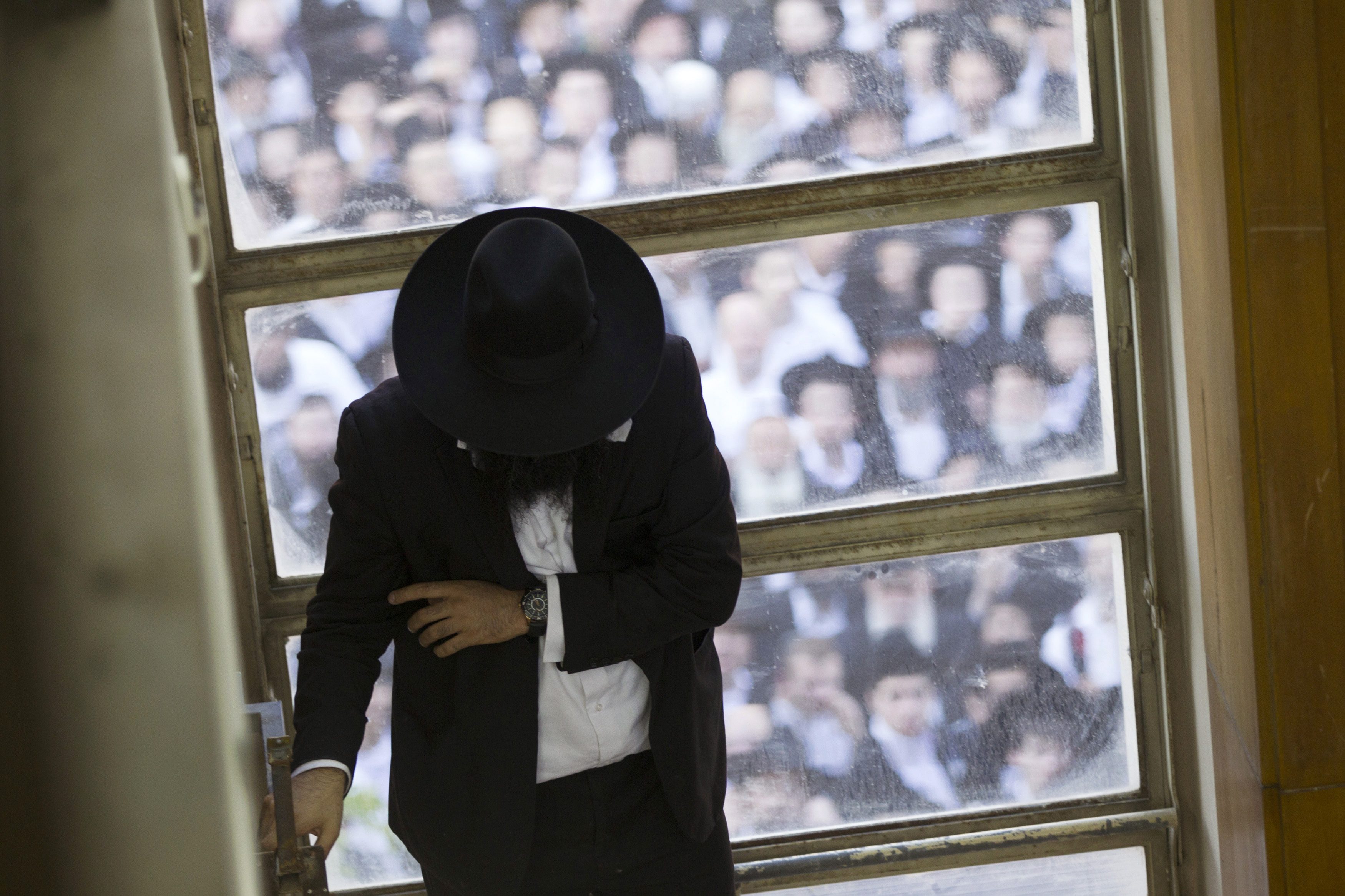 «احتجزهن، ووضع أيديهن بالنار  لمعرفة ما سيشعرن به في جهنم».. حاخام يحتجز نساءً بالقدس في ظروف عبودية