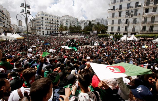 احتجاجات الجزائر تخبو دون إطلاق رصاصة واحدة.. هل نجح النظام بتهدئة الشارع وإقناعه بالحوار؟