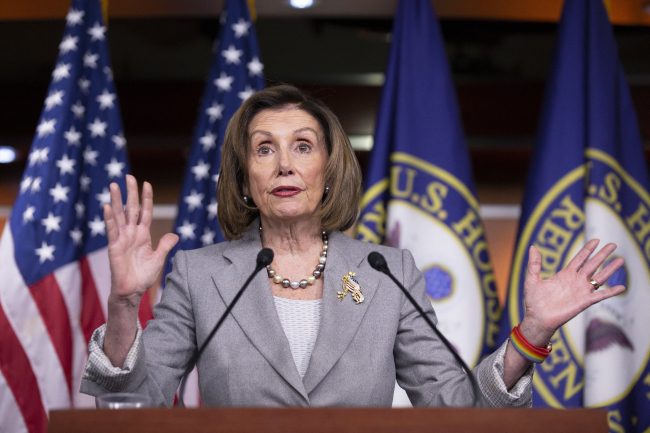 بيلوسي تعيد أحداث اقتحام الكونغرس إلى الواجهة.. أنشأت لجنة للتحقيق فيها بعد أسابيع من عرقلة الجمهوريين لها