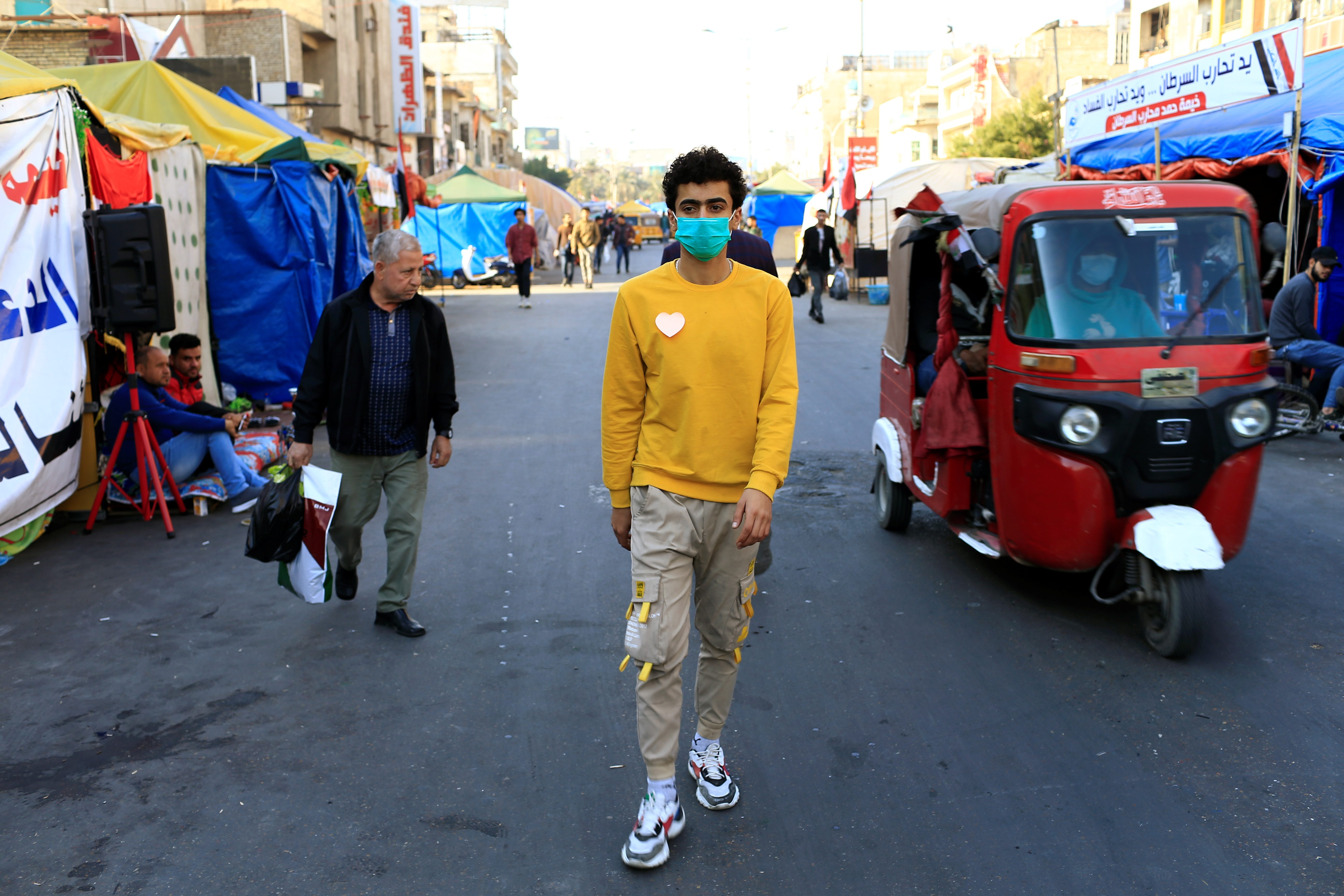 عراقيون يتوافدون على ساحة التحرير ببغداد للمشاركة في «مليونية» وسط إجراءات أمنية مشددة