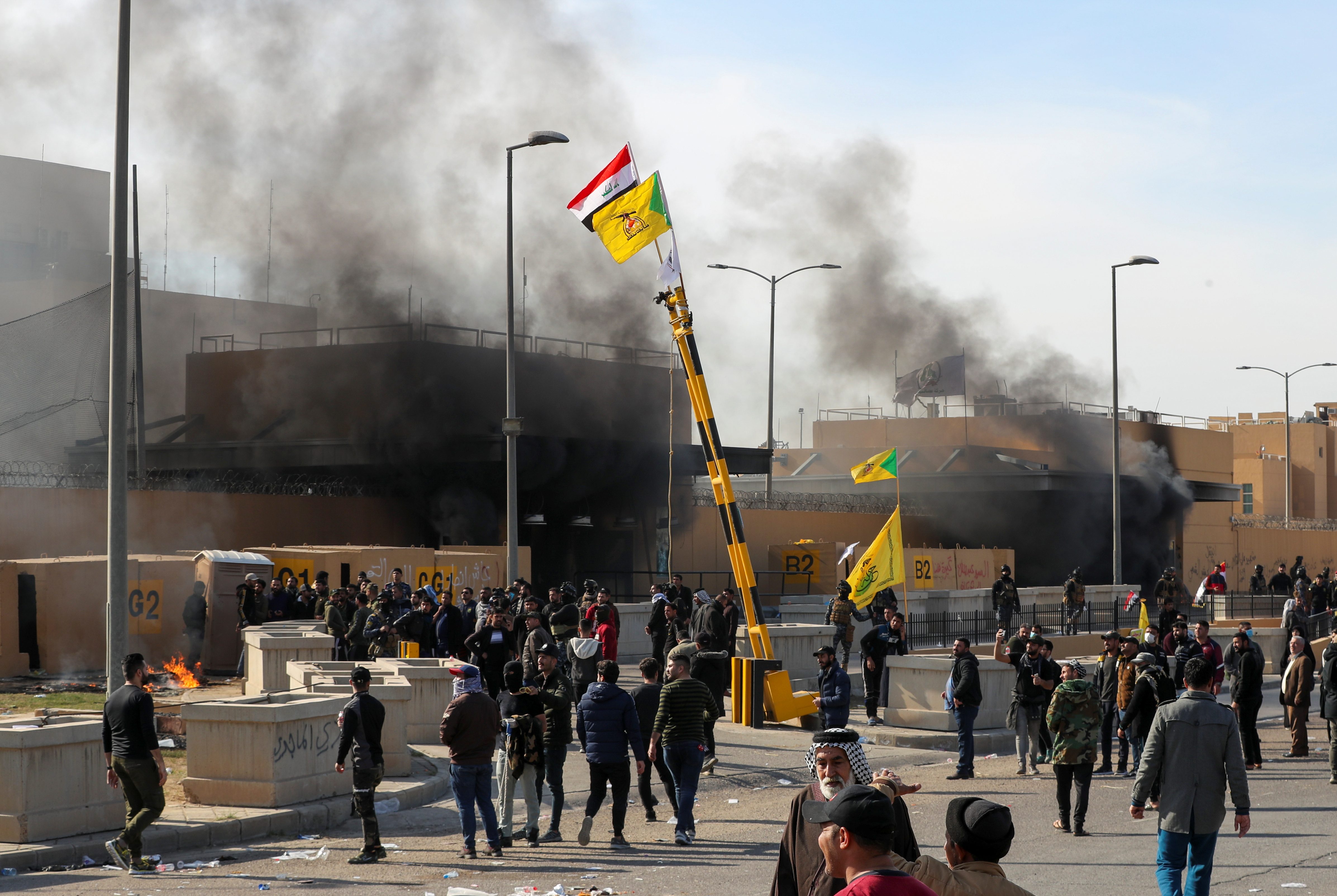 أطلقت القوات الأمريكية المتمركزة على الأسطح الغاز المسيل للدموع لتفريقهم