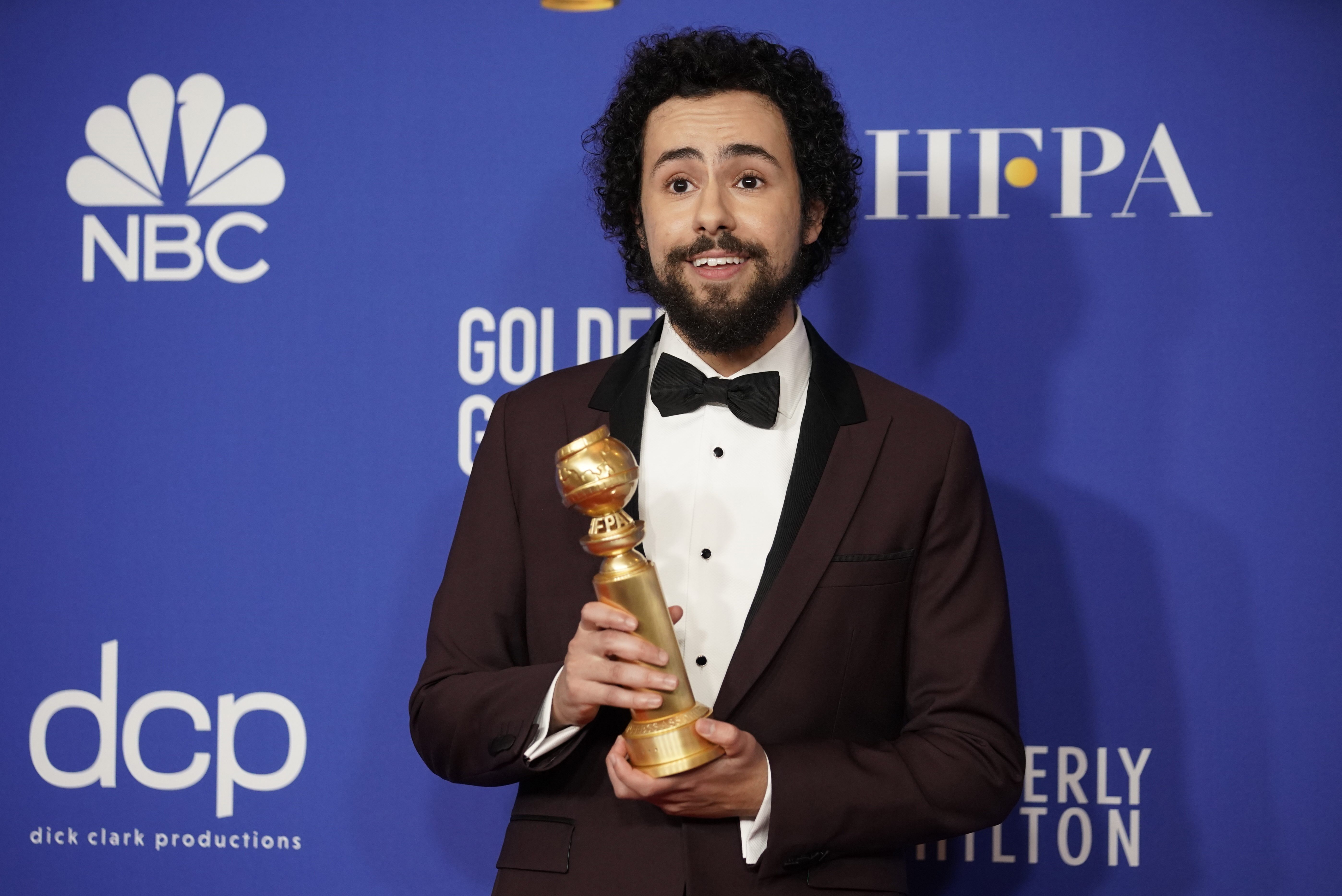 ردة فعل مثيرة للمصري رامي يوسف.. هتف «الله أكبر» عند فوزه بلقب أفضل ممثل بجائزة غولدن غلوب (فيديو)