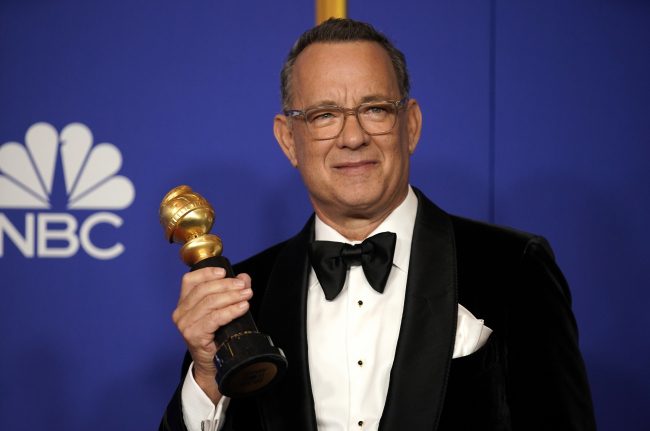 لم يتمالك نفسه ولم يقوَ على الكلام.. توم هانكس يذرف الدموع في حفل جوائز «غولدن غلوب»