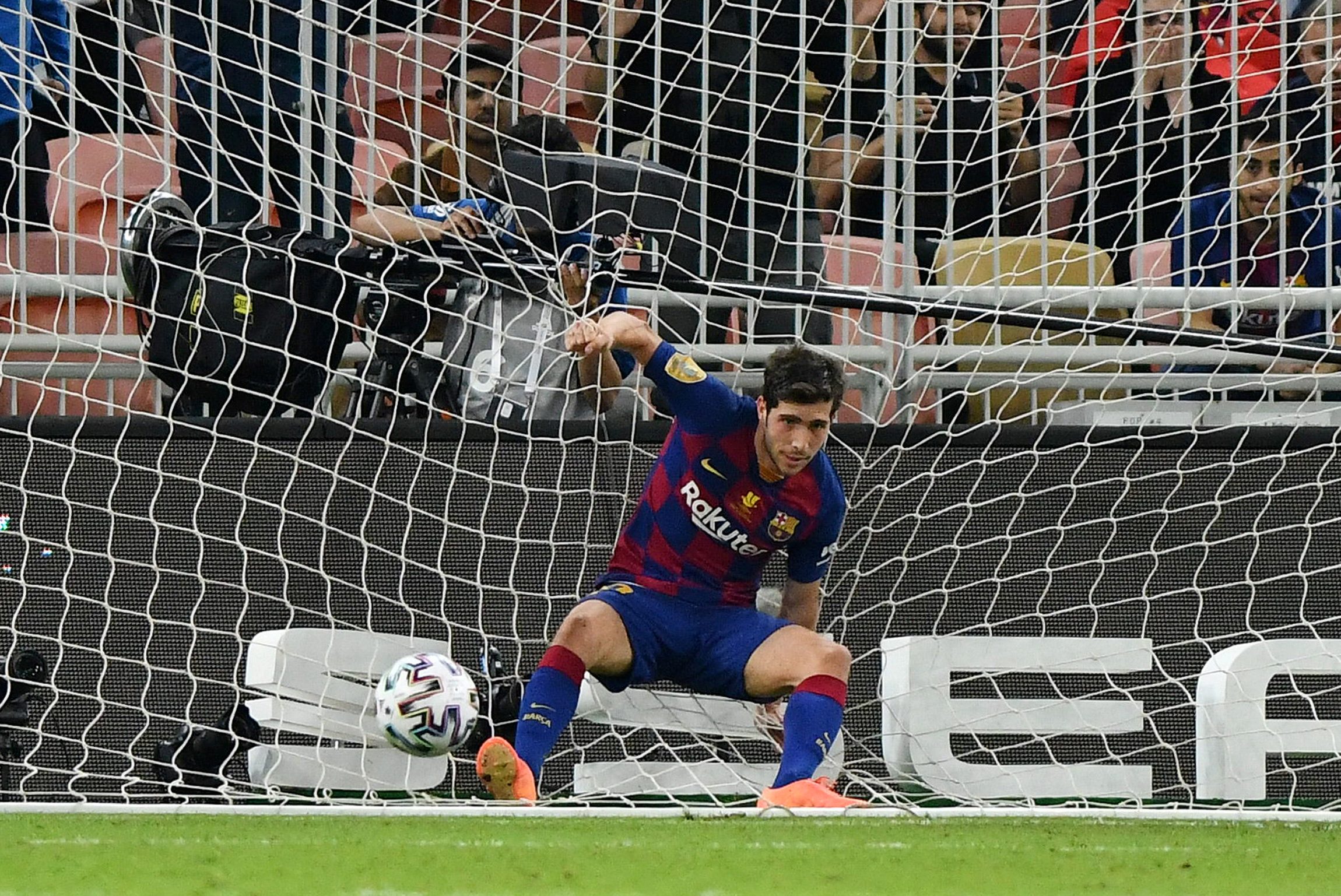 بين «الفار» وأخطاء فالفيردي وهدوء سيميوني.. لماذا فشل ميسي هذه المرة في إيقاف مدربه؟