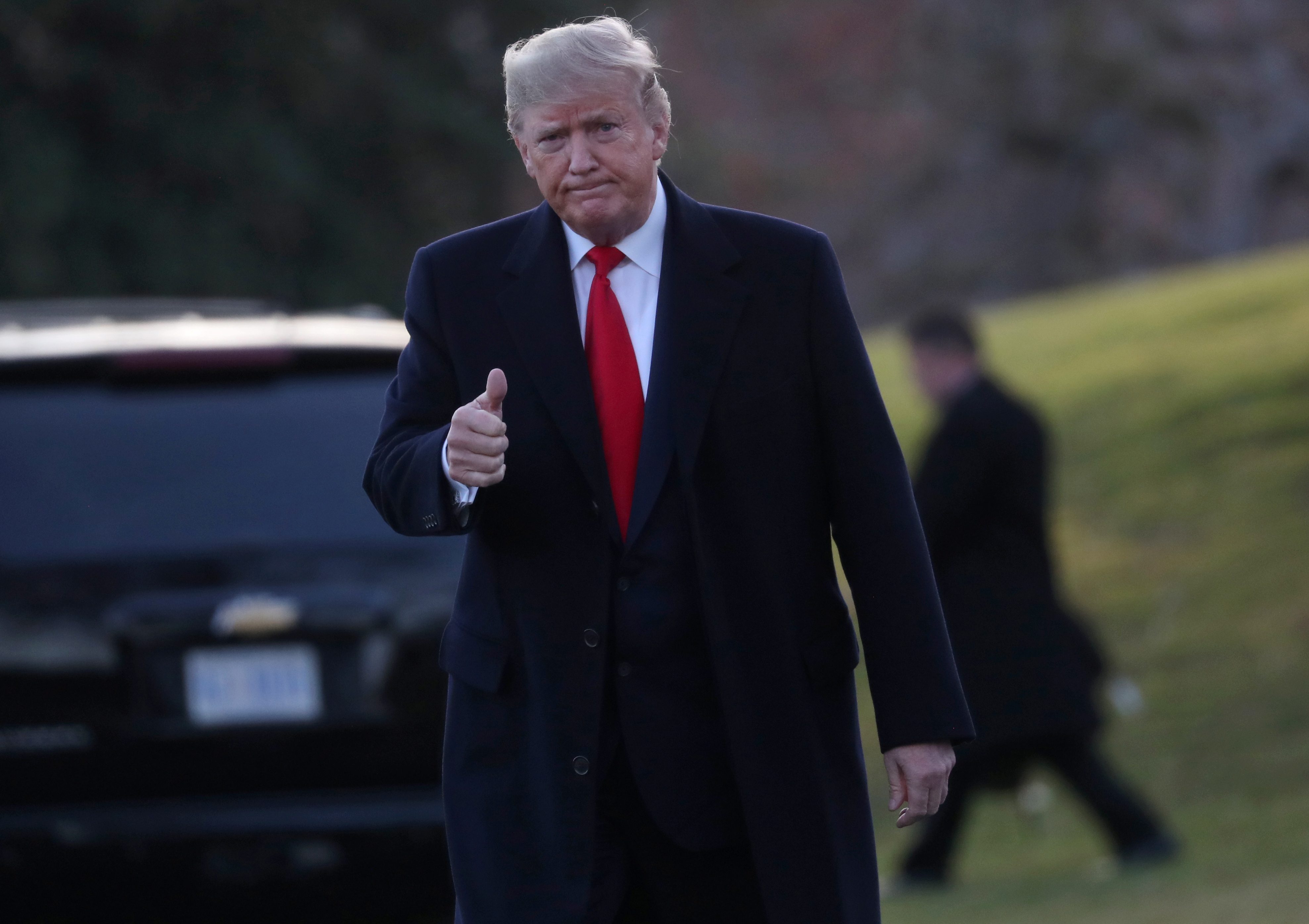 مسلحاً بسكاكين وفأس! اعتقال رجل إيراني على بعد أمتار من إحدى ممتلكات ترامب بعد مقتل سليماني