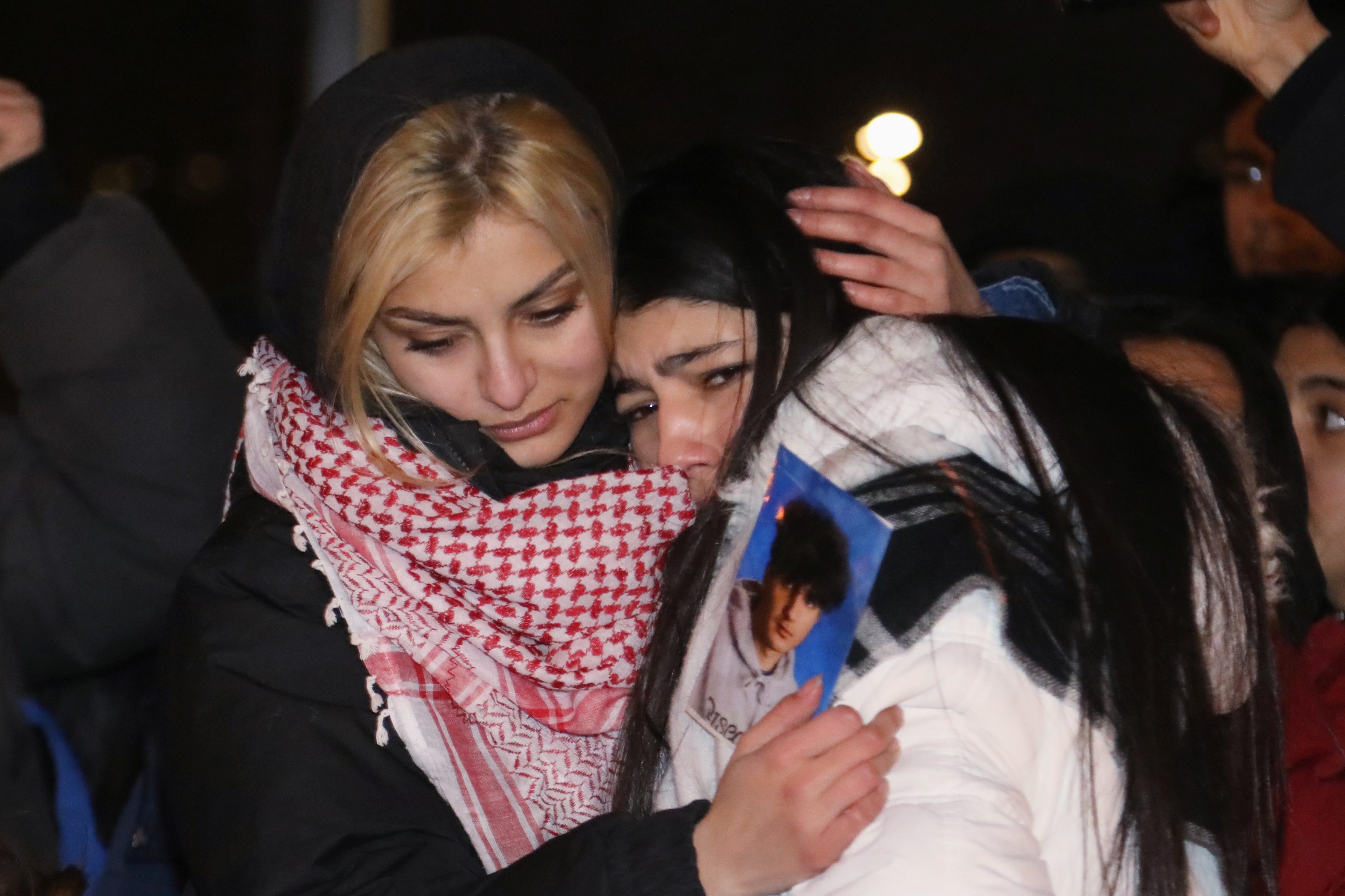 خطأ في التذكرة أنقذ رجلاً من مصير زوجته التي صعدت للطائرة.. قصص مؤلمة لضحايا الطائرة الأوكرانية