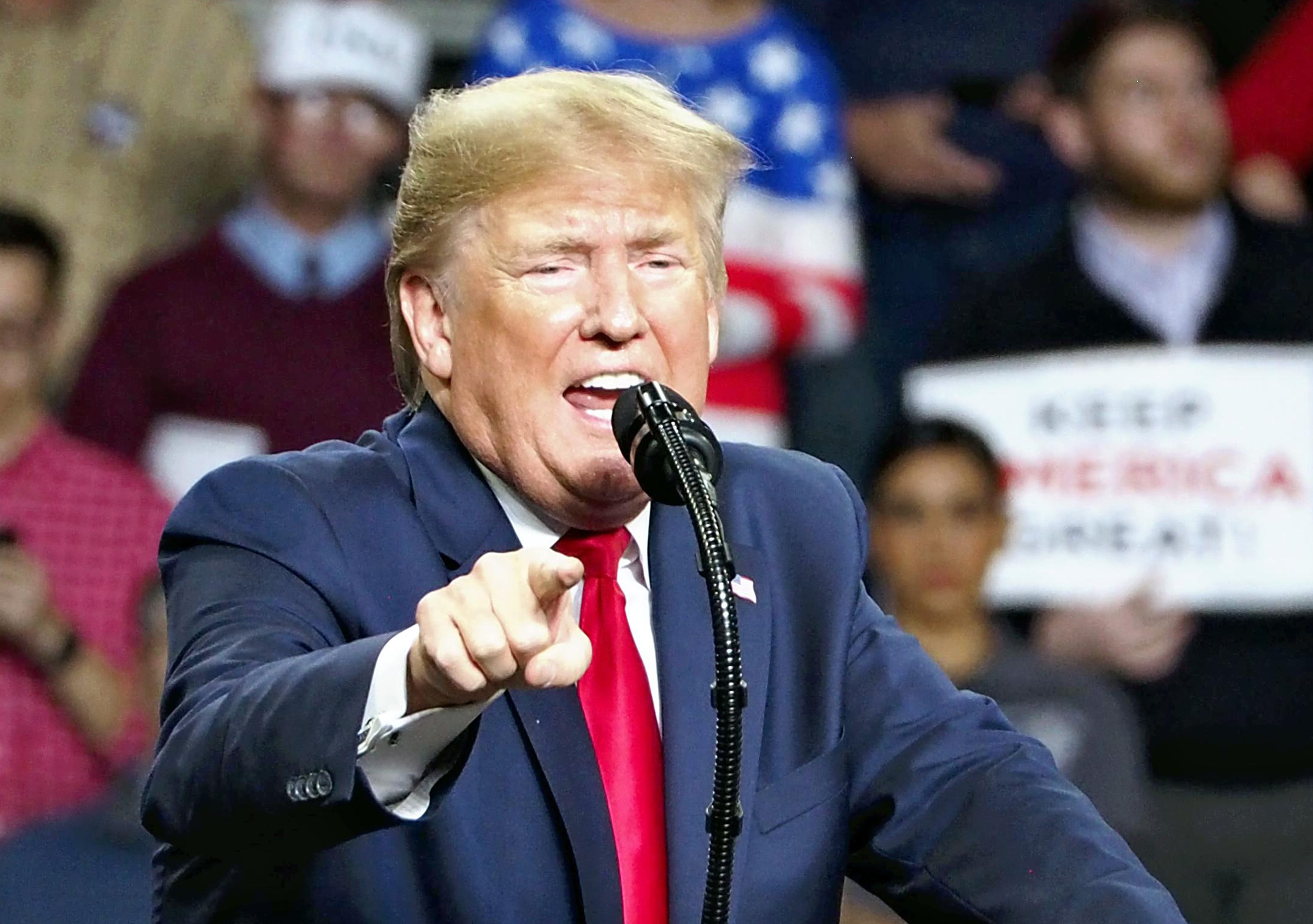 «وول ستريت جورنال»: واشنطن هددت العراق بمنعه من الوصول لملياراته إذا طالب بخروج القوات الأمريكية