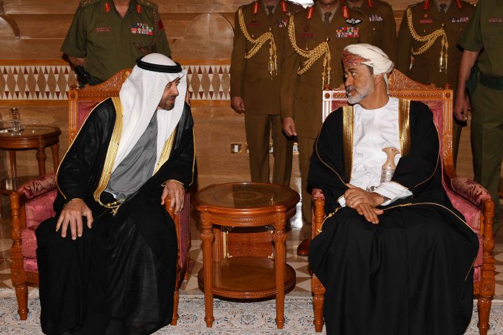 السلطان هيثم بن طارق ومحمد بن زايد/ رويترز
