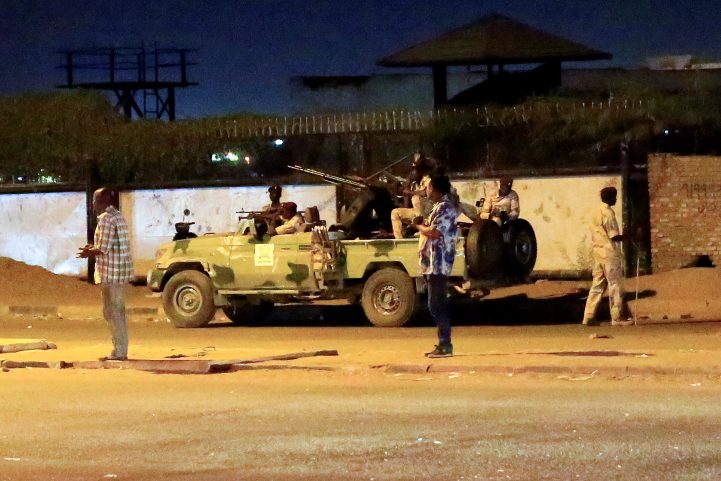 أفراد من قوات الدعم السريع السودانية بعد فتح النار في مباني للمخابرات بالخرطوم/رويترز