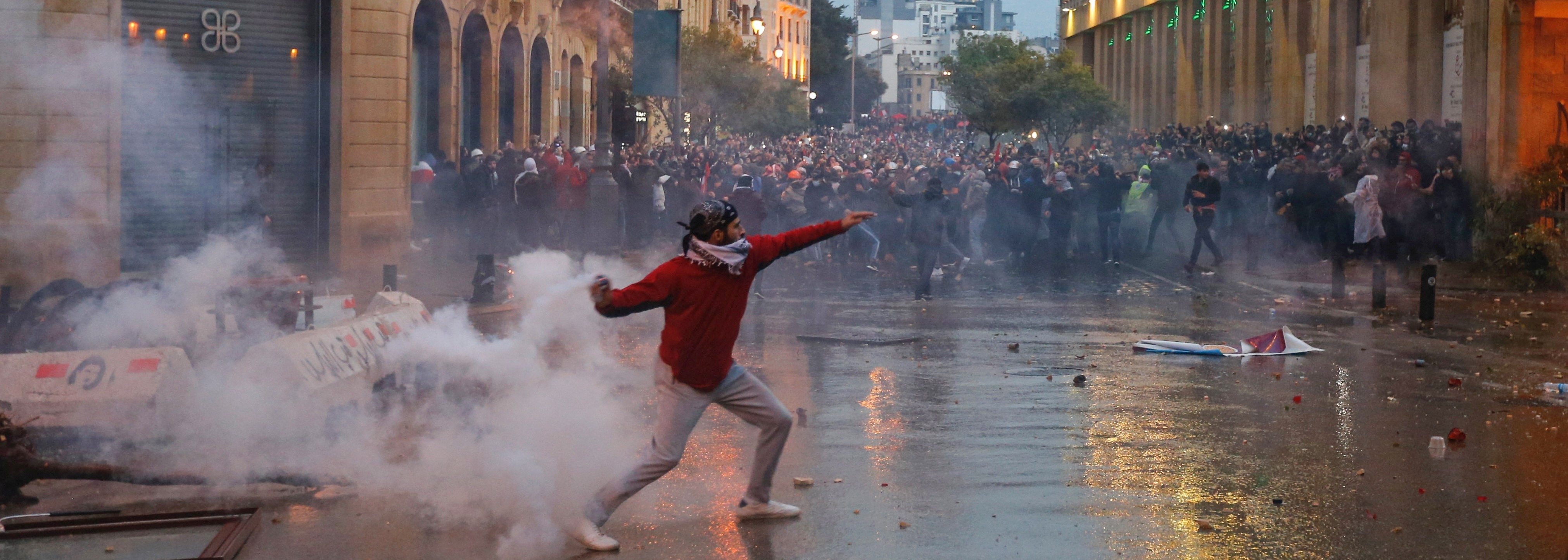 اشتباكات عنيفة بين المتظاهرين والأمن في لبنان.. إصابة العشرات بالاختناق، وحرق خيام معتصمين بساحة رياض الصلح