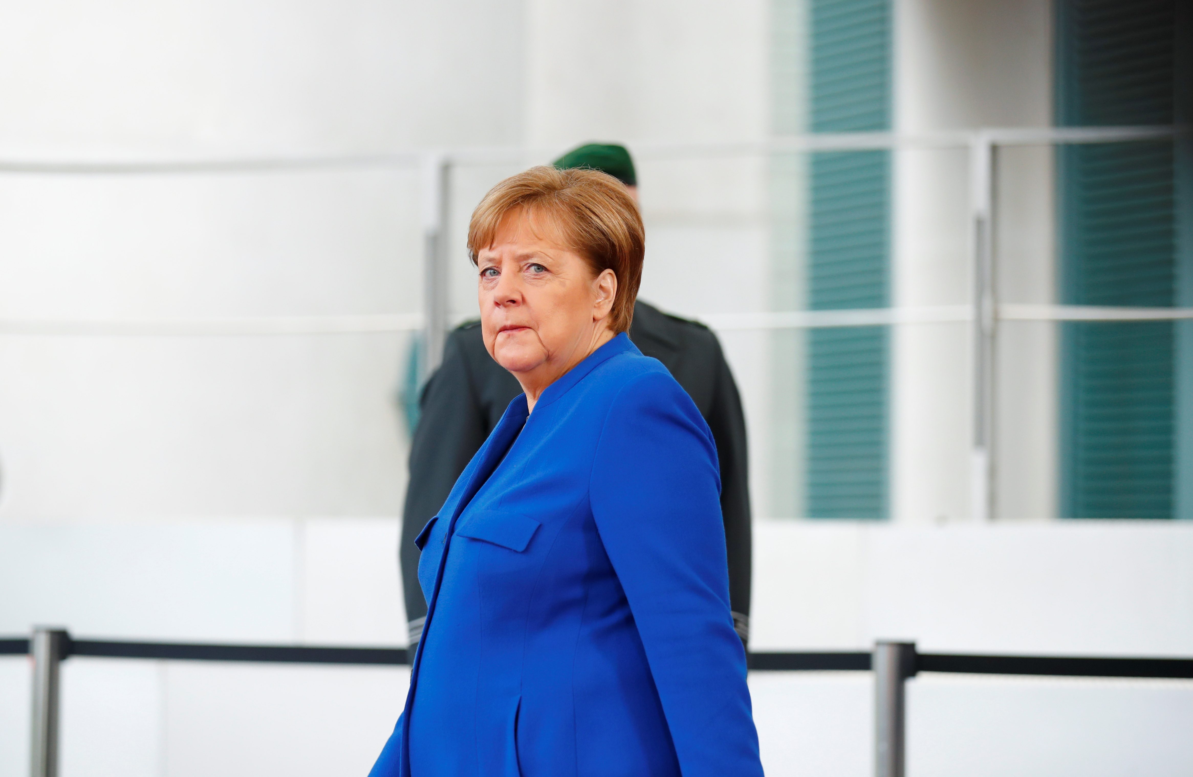 ميركل انفجرت غاضبة من حفتر فأطلقت تحذير «العشر دقائق»، صحيفة إيطالية: كواليس ما جرى بمؤتمر برلين