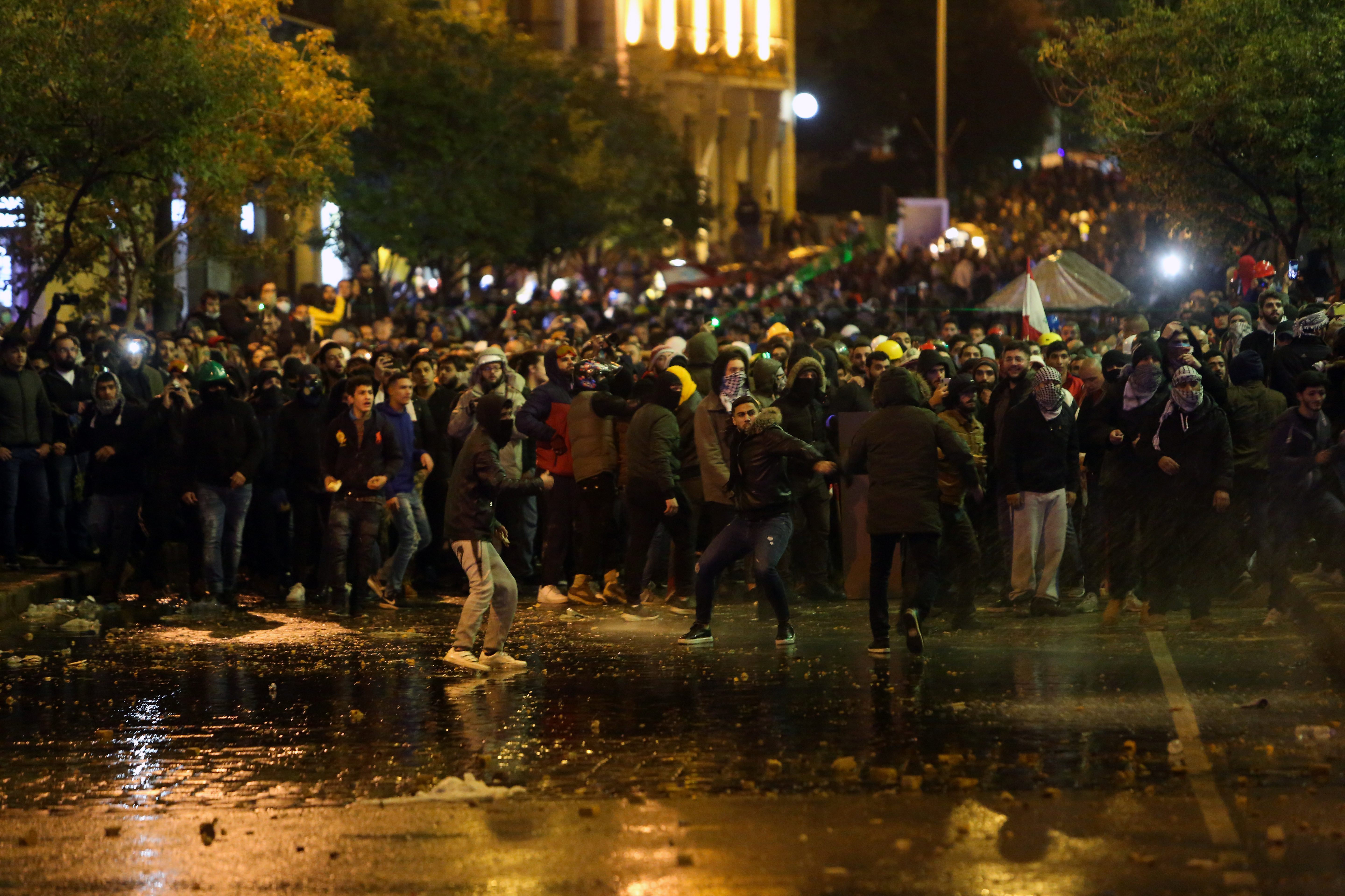 لماذا لوح المتظاهرون في لبنان بترك السلمية؟ القلق يخيم على بيروت