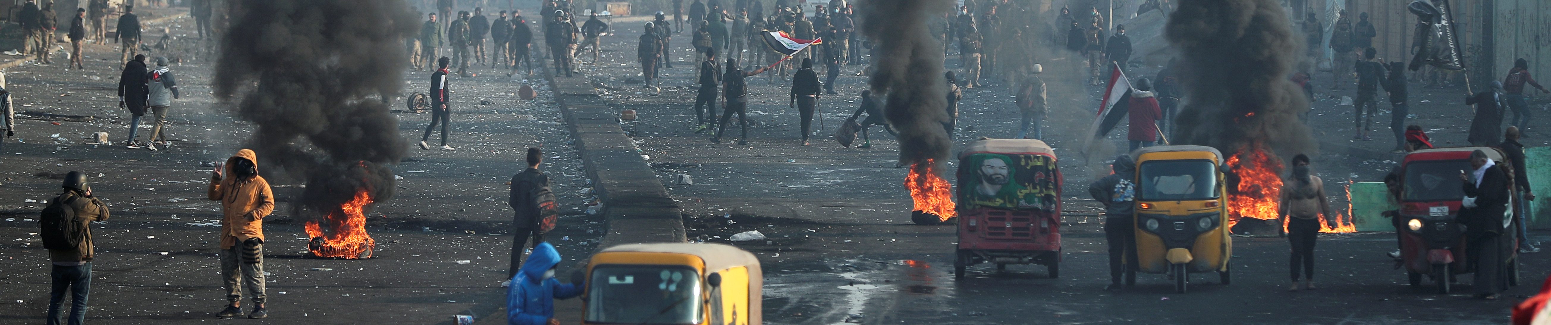 مواجهات في بغداد.. إصابة محتجين عراقيين خلال اقتحام الأمن لساحة التحرير