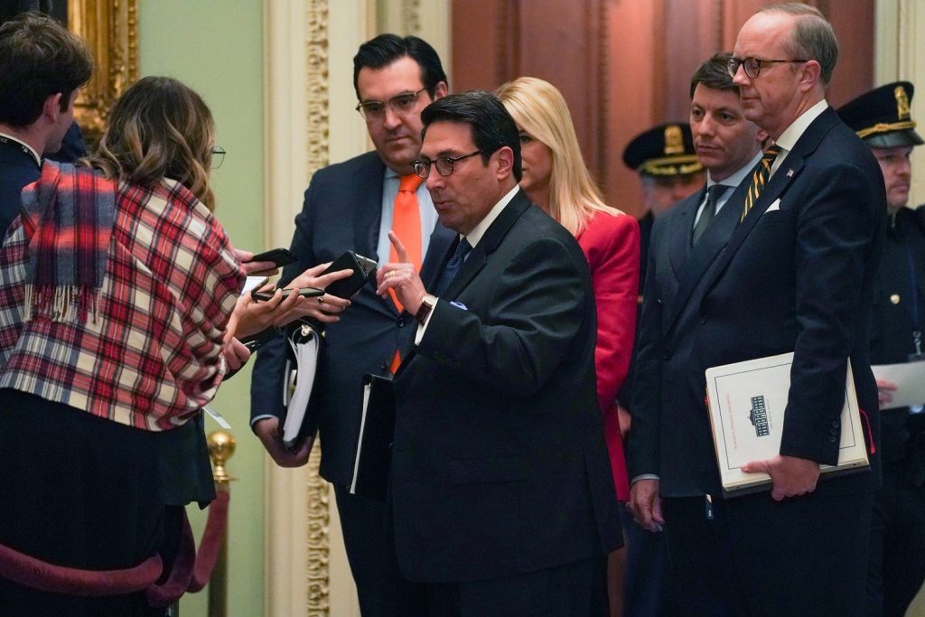 «يخفف القُرح».. السماح لأعضاء مجلس الشيوخ بشرب الحليب في «محاكمة عزل ترامب»