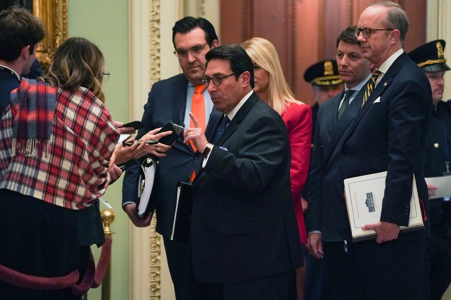 «يخفف القُرح».. السماح لأعضاء مجلس الشيوخ بشرب الحليب في «محاكمة عزل ترامب»