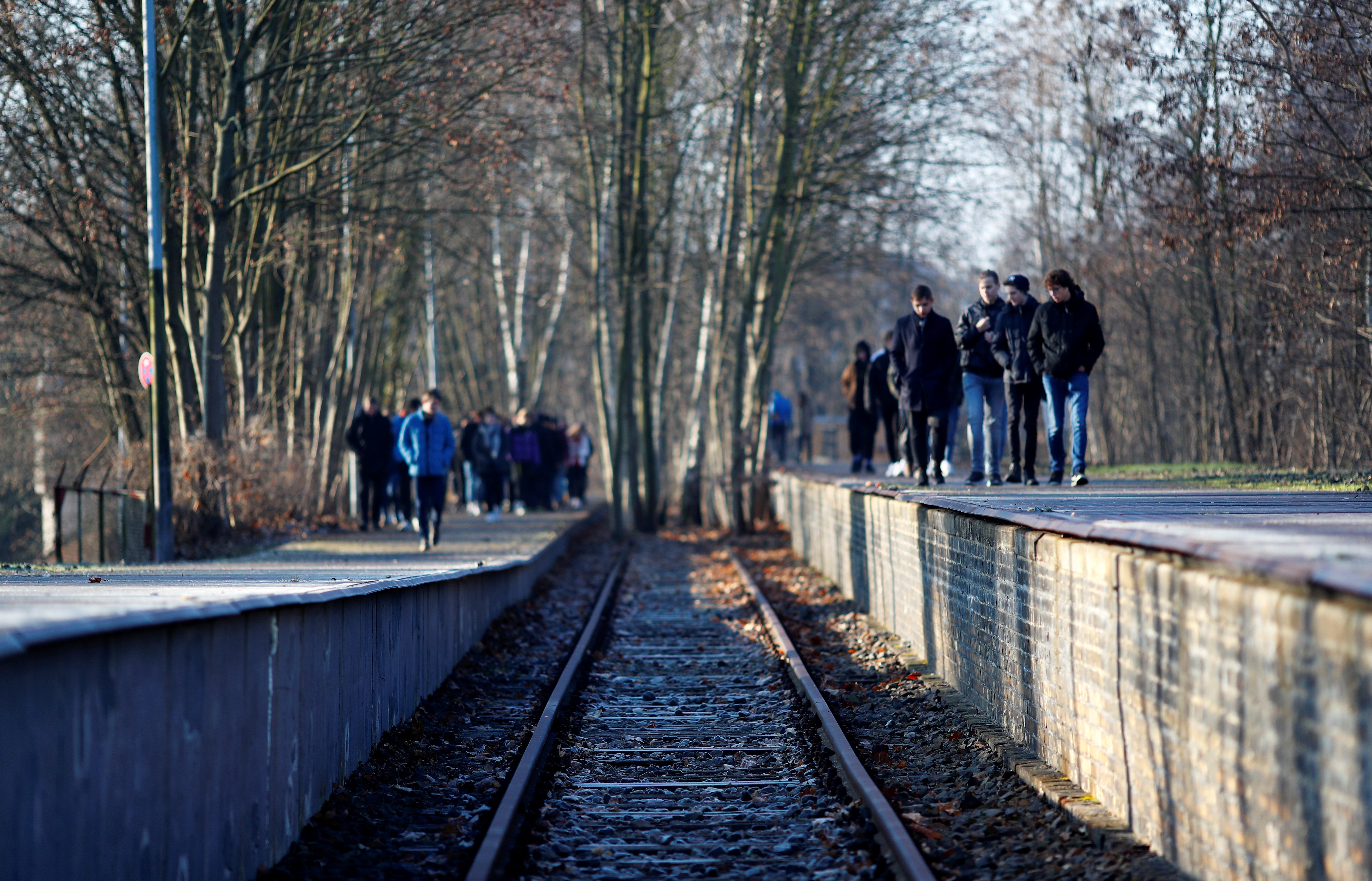 أب مصري يحتضن ابنته وهي مغمى عليها على شريط سكة حديد لإنقاذها.. فيديو