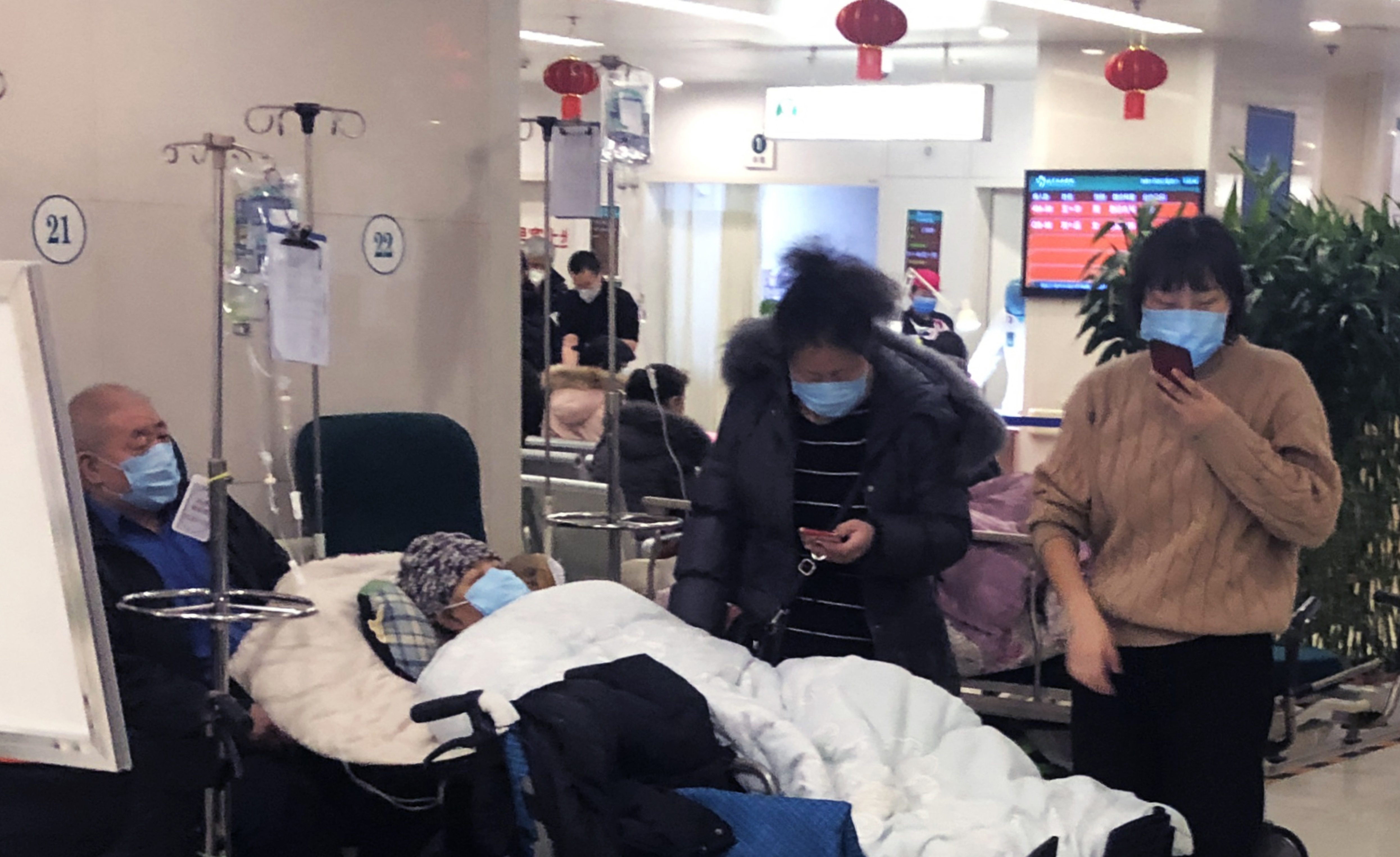 مقاطع فيديو من مستشفيات الصين.. جثث ملقاة، مرضى مُكدسون، ونقل للمصابين بالأنابيب البلاستيكية