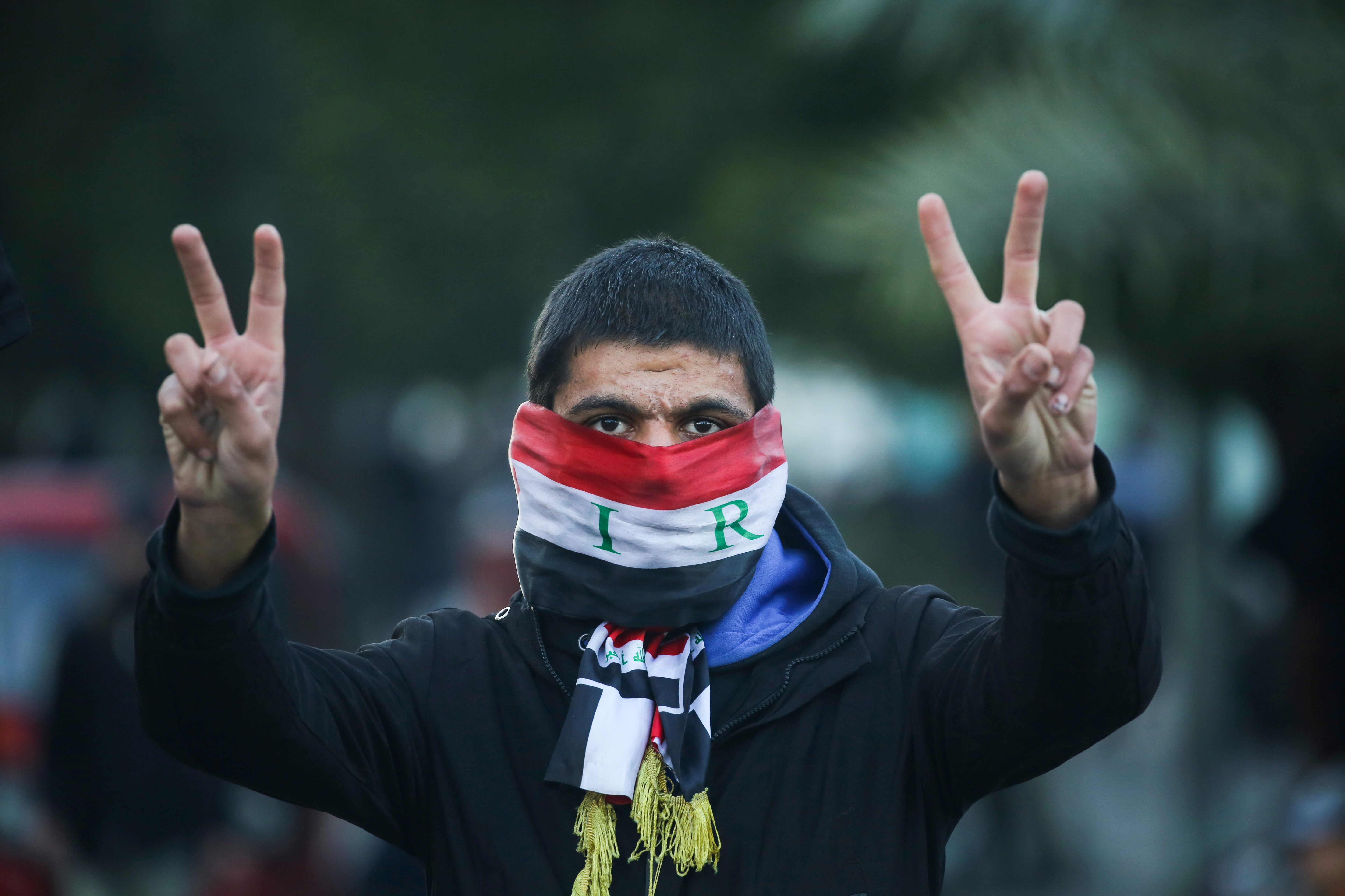 صورة لمتظاهر عراقي/رويترز