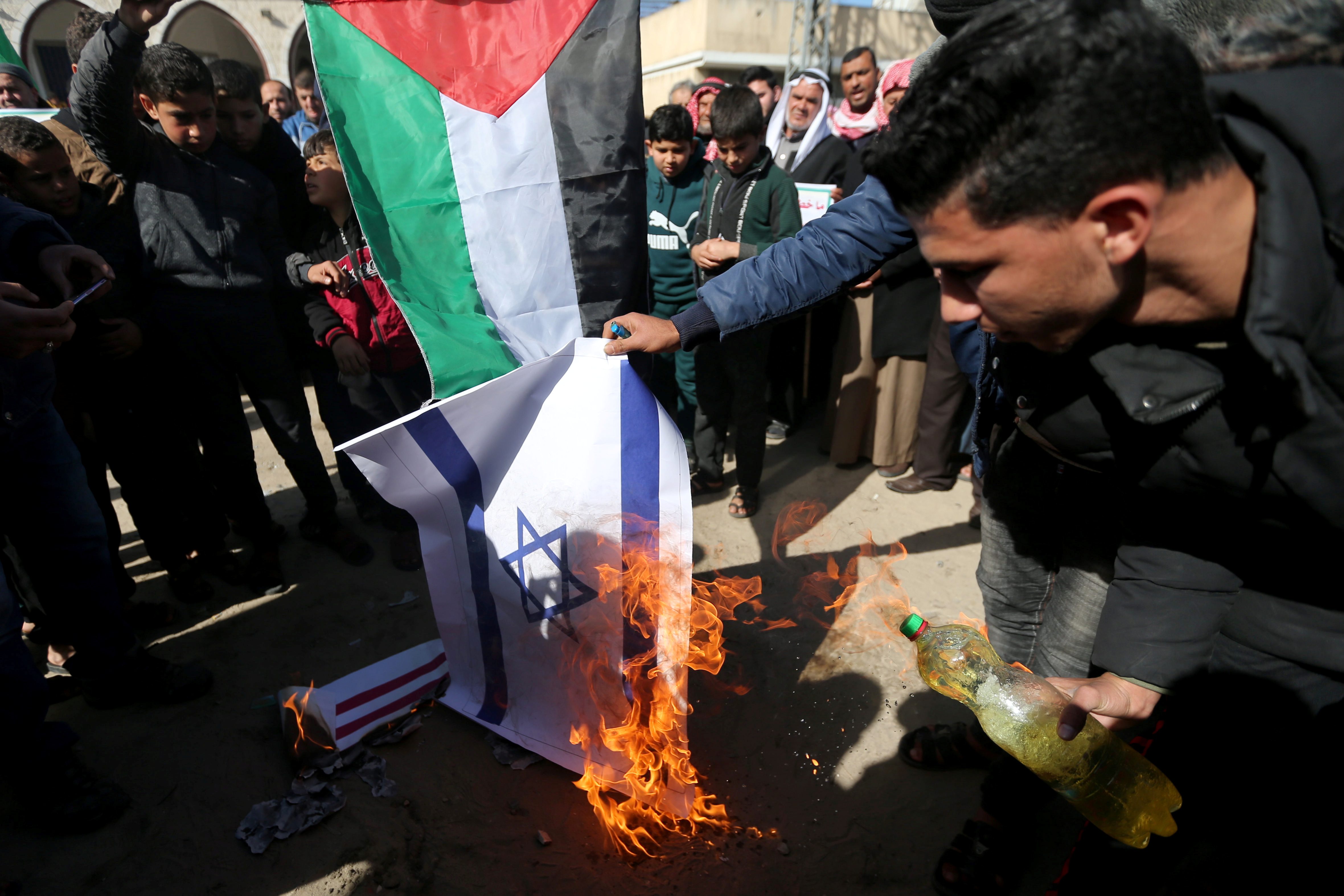 احتجاجات شعبية من الجزائر إلى كوالالمبور.. “جمعة غضب” في بلدان إسلامية رفضاً لـ “صفقة القرن”