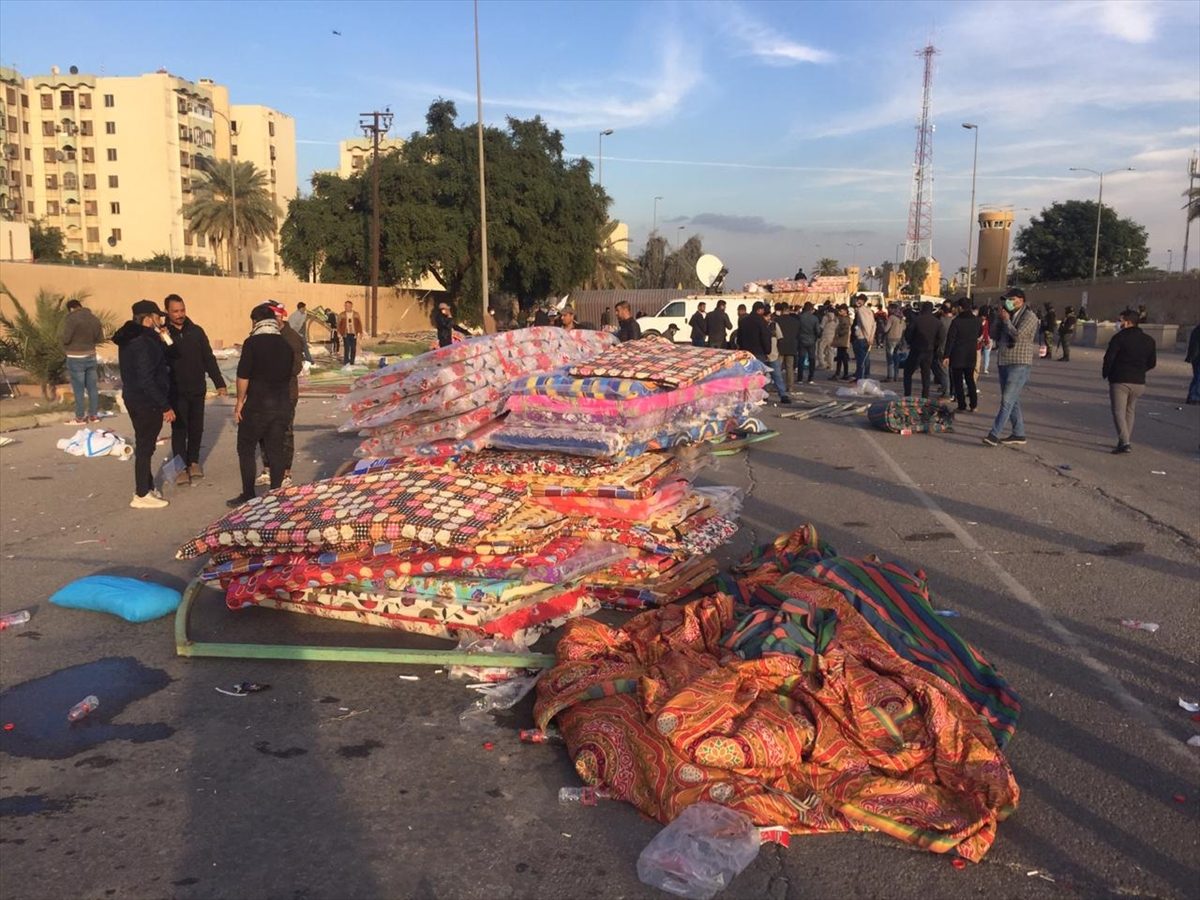 جاءت الاحتجاجات بعد غارات جوية أمريكية يوم الأحد على قواعد تديرها كتائب حزب الله المدعومة من إيران