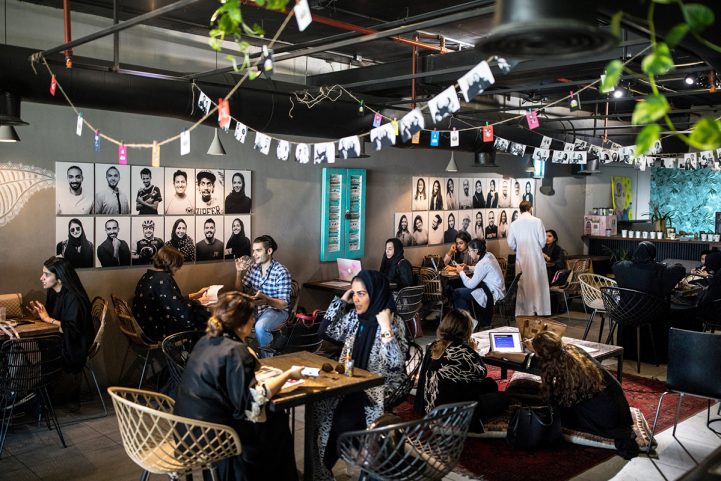 مجموعة من الشباب والفتيات يجلسون في Medd Café بجدة/ نيويورك تايمز