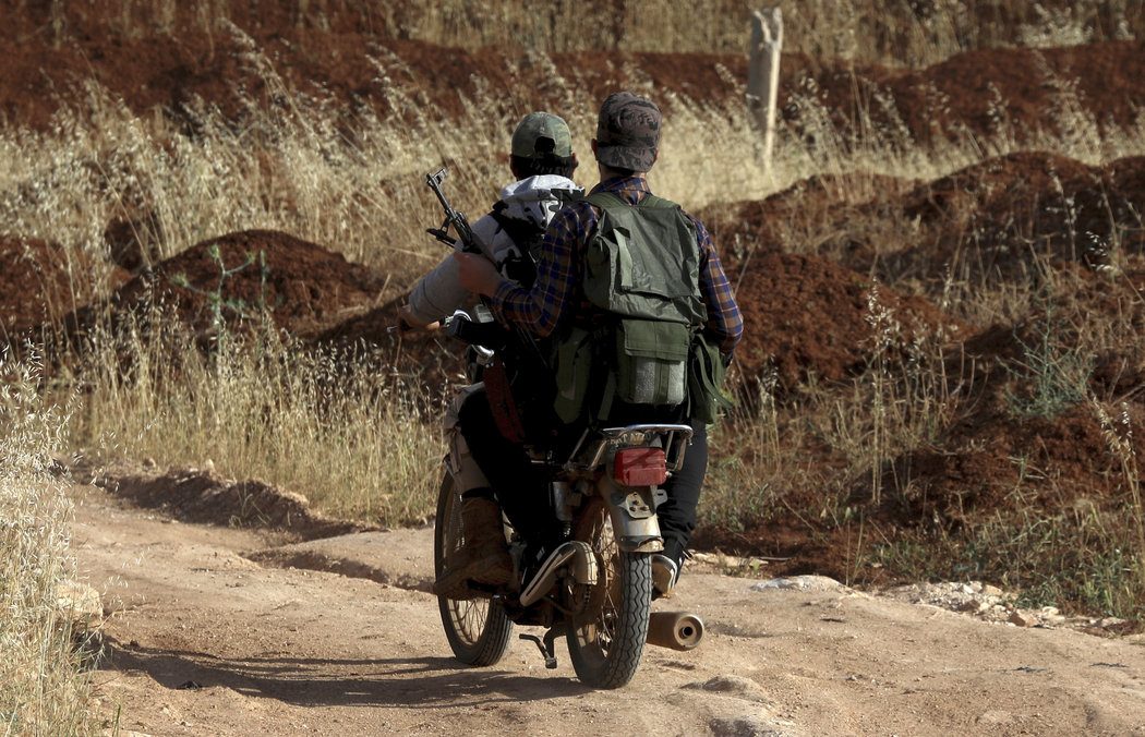 استهداف قوات للأسد، اغتيالات، وعمليات خطف.. هل بدأت درعا مهد الثورة بالخروج من جديد عن سيطرة النظام؟