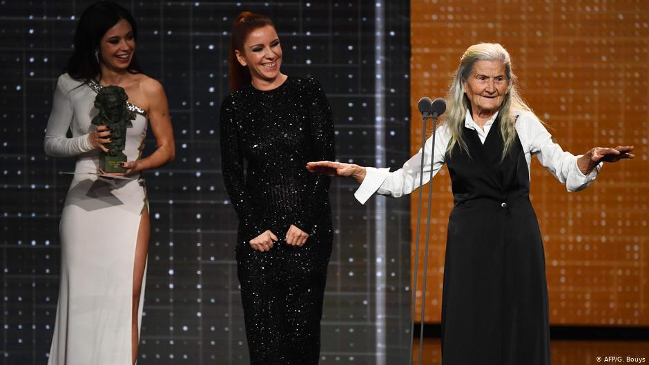 جذبت الانتباه برقصها أمام الجمهور.. عجوز تخطت الثمانين تفوز بجائزة أفضل ممثلة “صاعدة” في إسبانيا