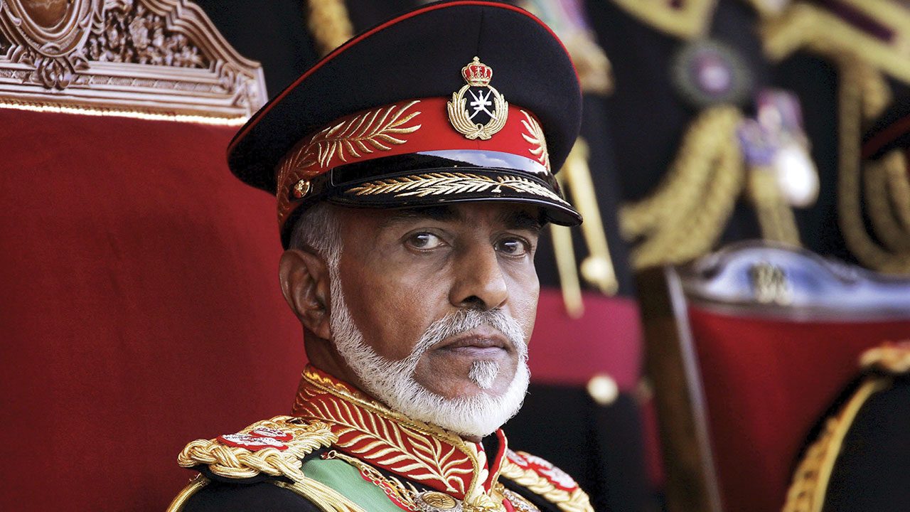 لم تقف على الحياد دائماً.. عندما انحاز السلطان قابوس إلى العراق وفتح مجاله الجوي لضرب إيران