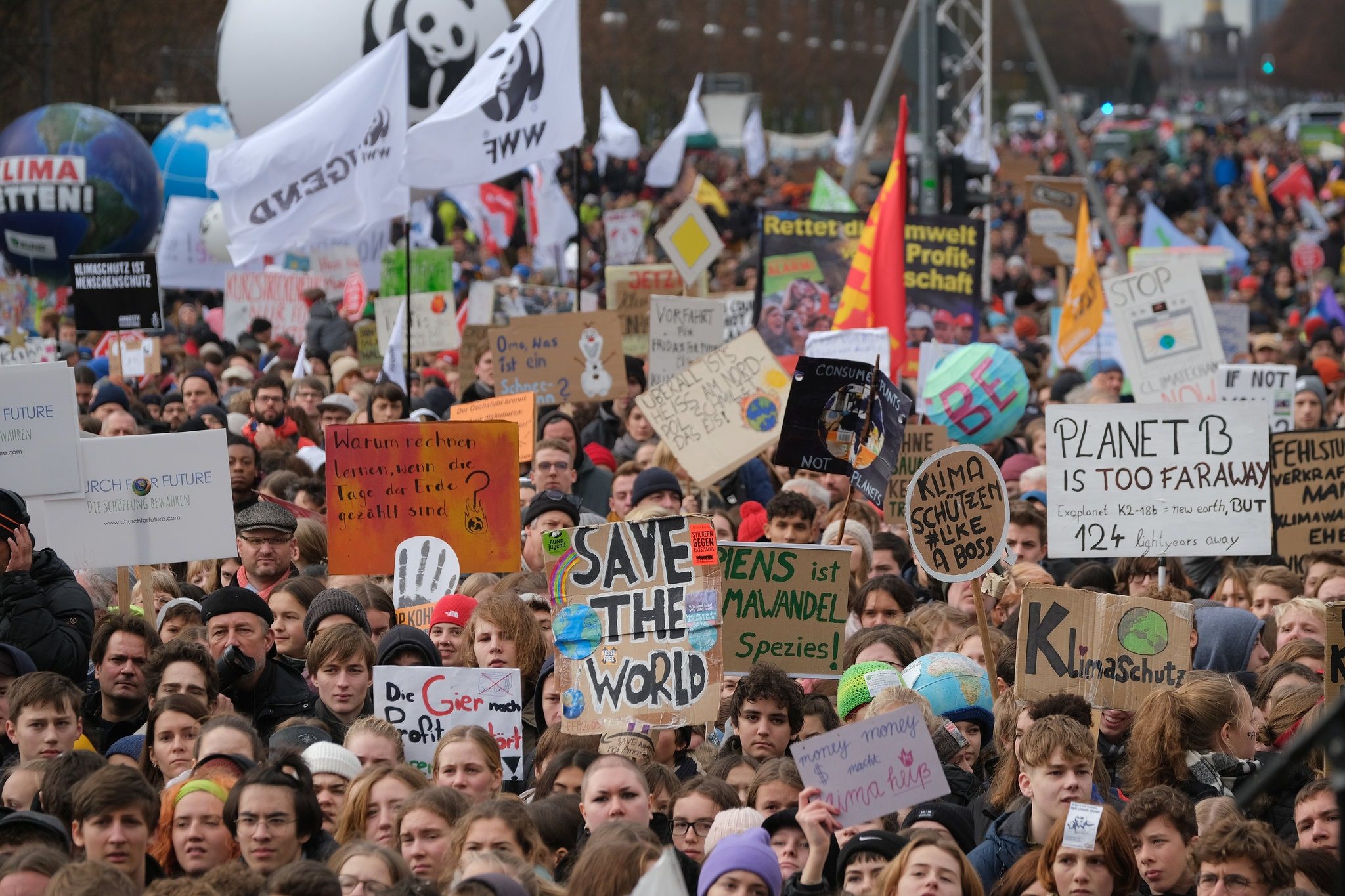 محاكاة ساخرة لأغنية ألمانية تتسبب في أزمة.. اليمين المتطرف استغل الواقعة والقناة تعتذر عن إذاعتها