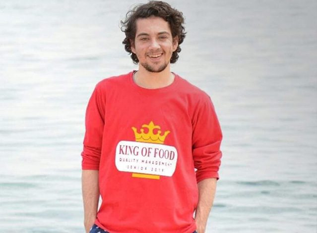 سقط مغشياً عليه في أروقة معرض الكتاب بالقاهرة.. وفاة كاتب مصري قبل دقائق من توقيع أول مجموعة قصصية له