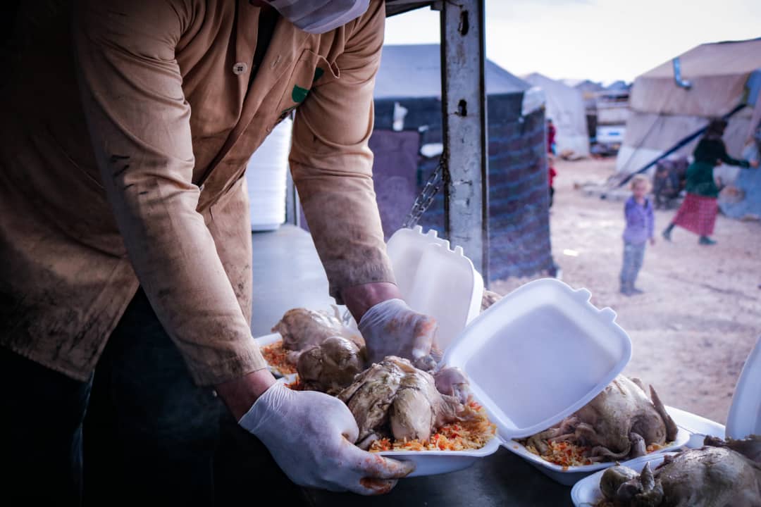 مطابخ ميدانية تقدم وجبات غذائية جاهزة للسوريين.. 200 ألف نازح بريف إدلب هربوا من القصف ليواجهوا الجوع