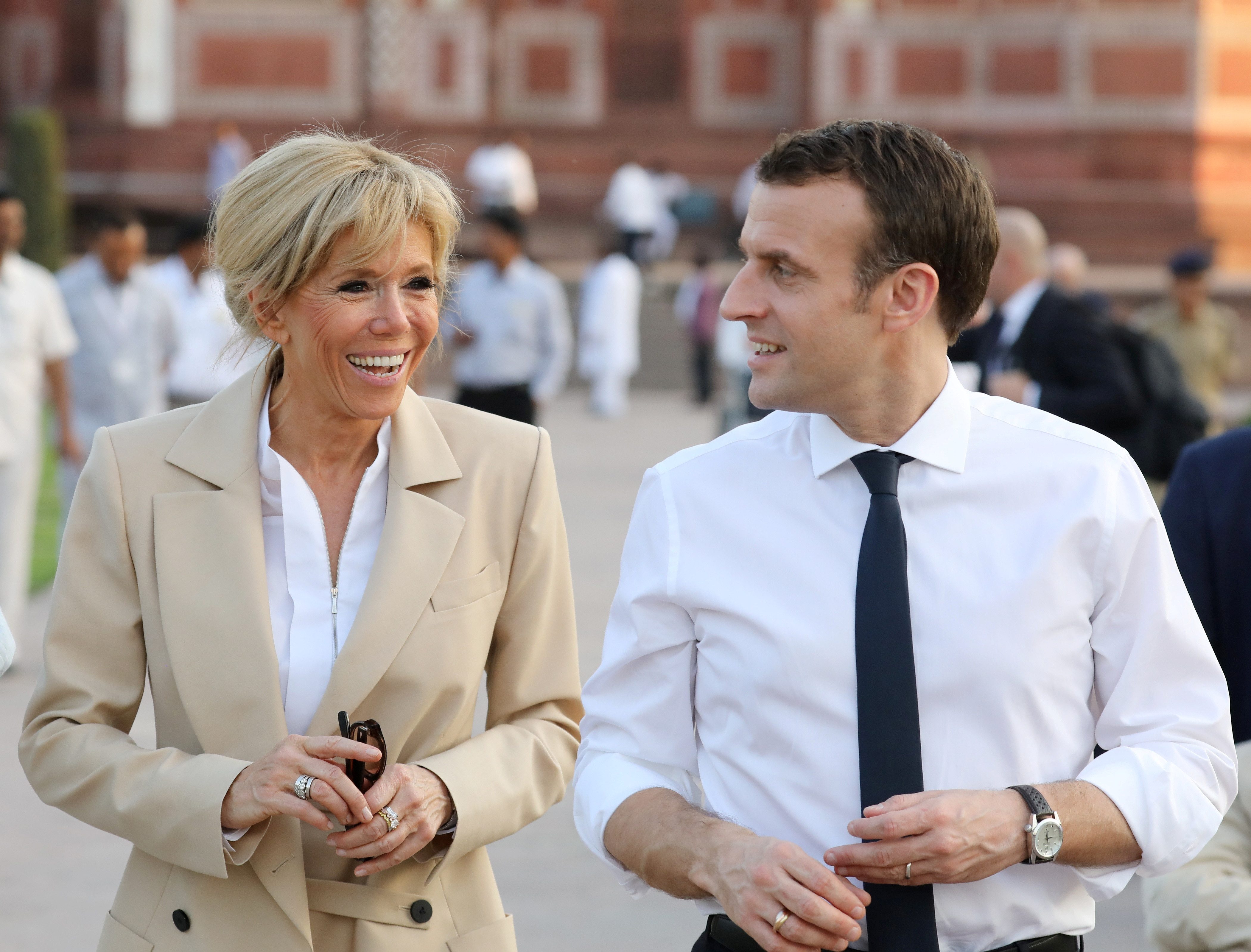 ذهب في سرية للاستمتاع بعرض مع زوجته، فلاحقه المحتجون.. فرنسيون يحاولون اقتحام مسرح في باريس لحظة وجود ماكرون (فيديو)