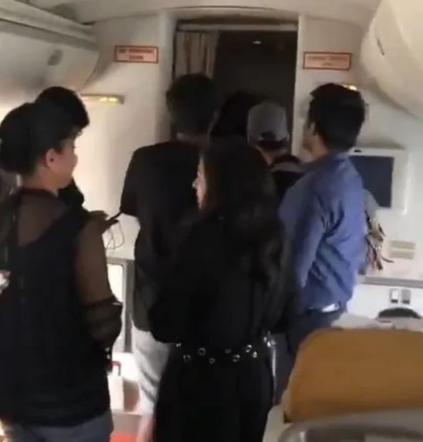 التُقطت صور للركاب الغاضبين وهم يقفون في ممر الطائرة ويقرعون باب قمرة القيادة