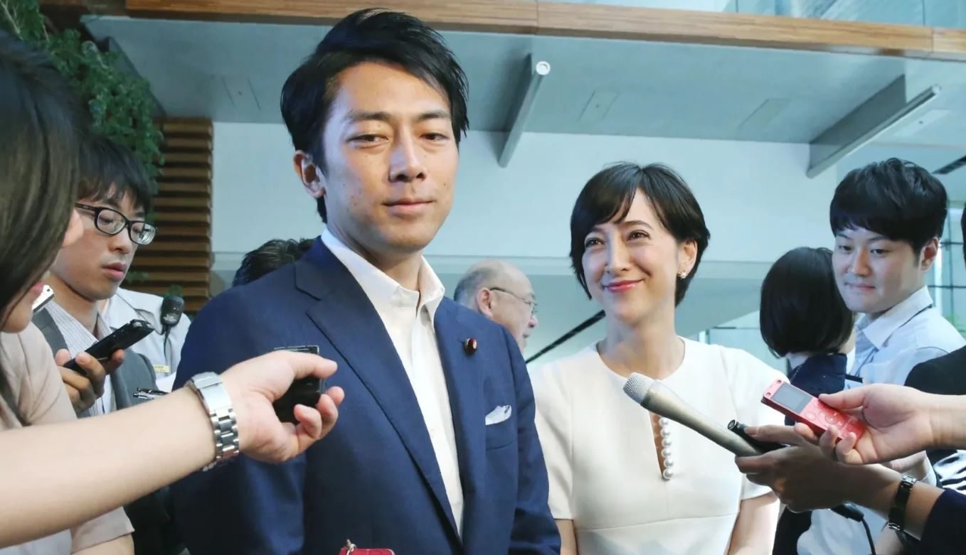 بصفته وزيراً في الحكومة وعضواً في البرلمان لا يخضع كويزومي لأي نظام يخص إجازات الأبوة