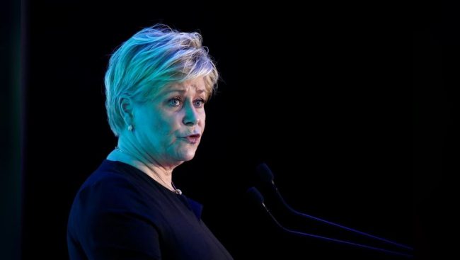 استقالة وزيرة نرويجية وأزمة سياسية تواجه الحكومة على خلفية مساعدة امرأة وطفليها واستقبالهم