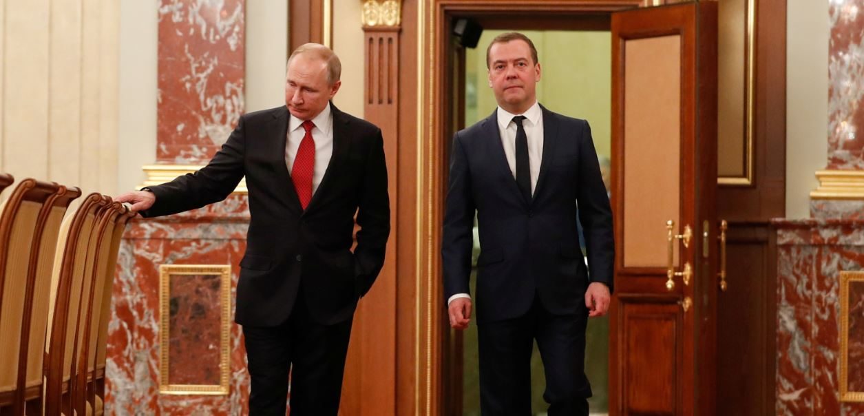 الرئيس الروسي بوتين ورئيس الوزراء ميدفيديف يتحدثان قبل لقاء أعضاء الحكومة في موسكو