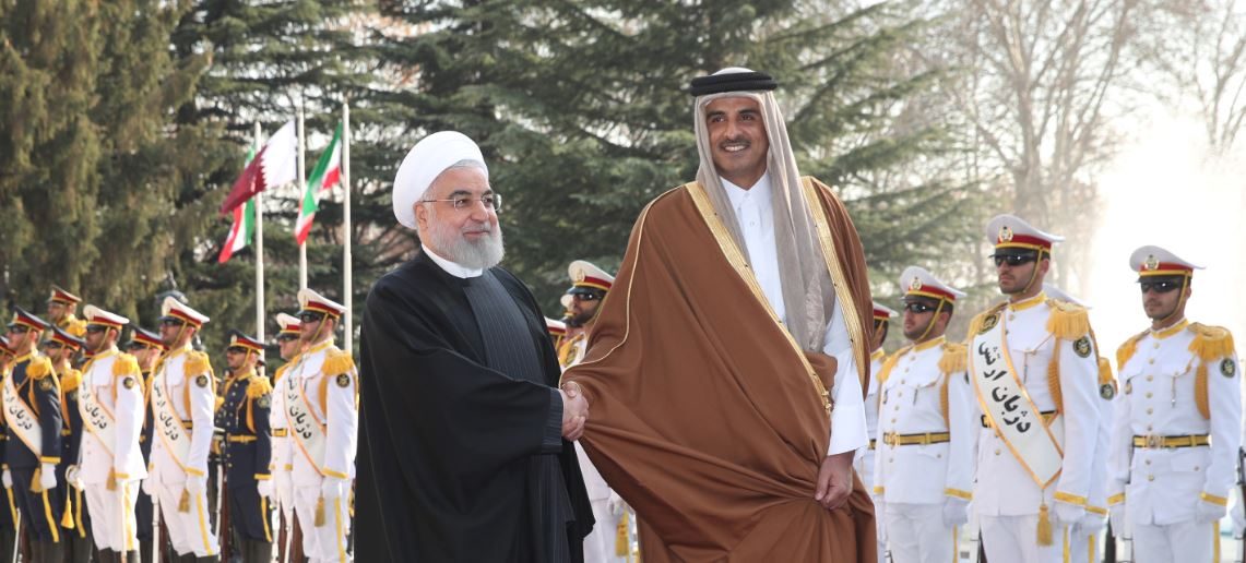 أمير قطر تميم بن حمد مع الرئيس الإيراني/ رويترز